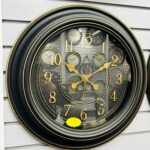 ساعة حائط أسود وذهبي