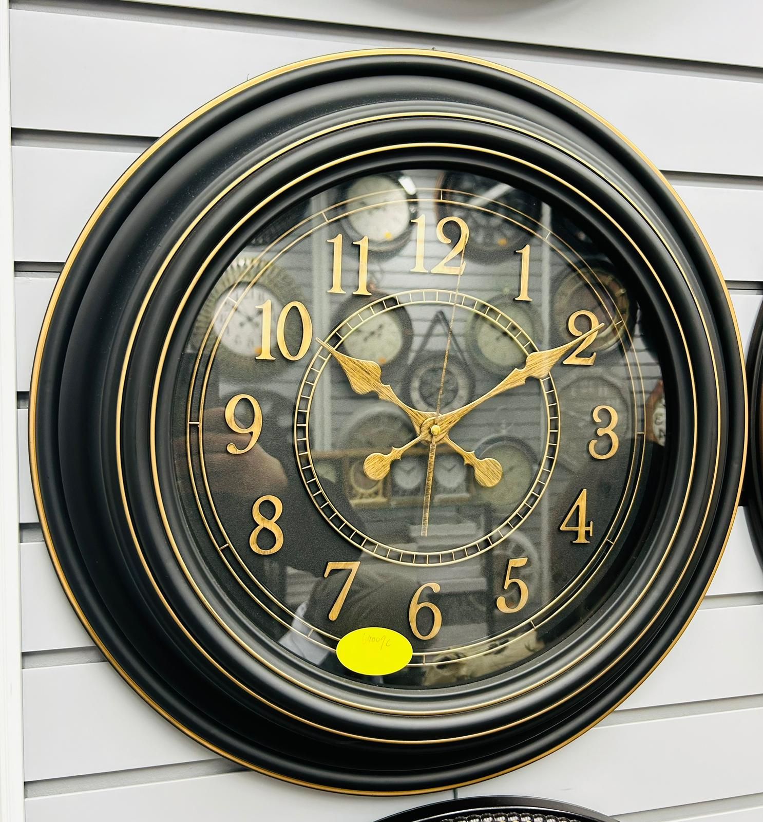 ساعة حائط أسود وذهبي