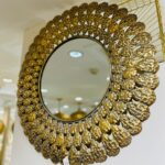 مرآة هندي دائري مع إطار نحاسي مفرغ