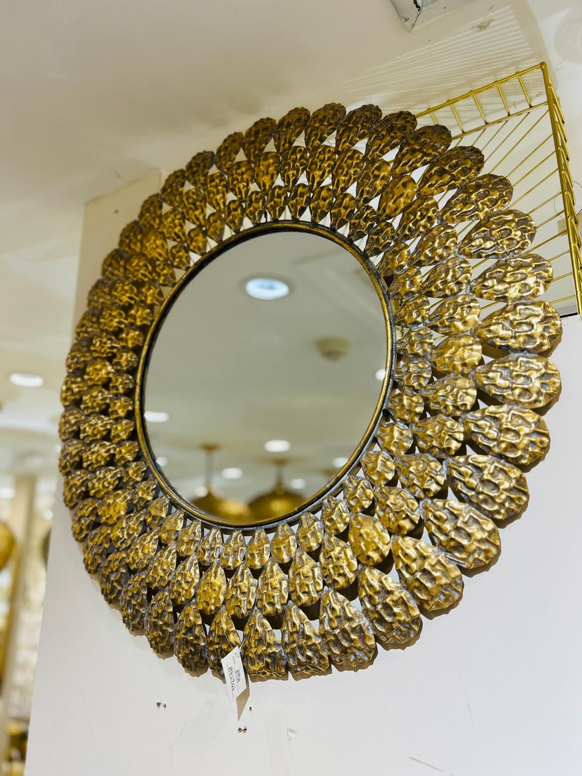 مرآة هندي دائري مع إطار نحاسي مفرغ