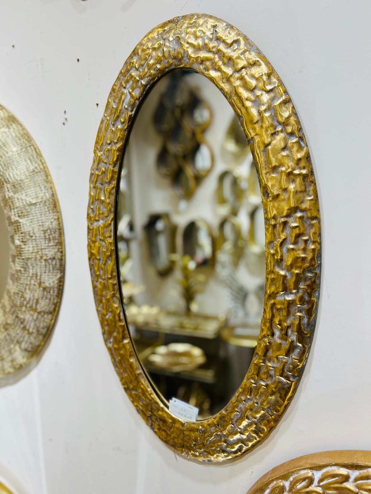 مرآة هندي بيضاوي مع إطار نحاسي