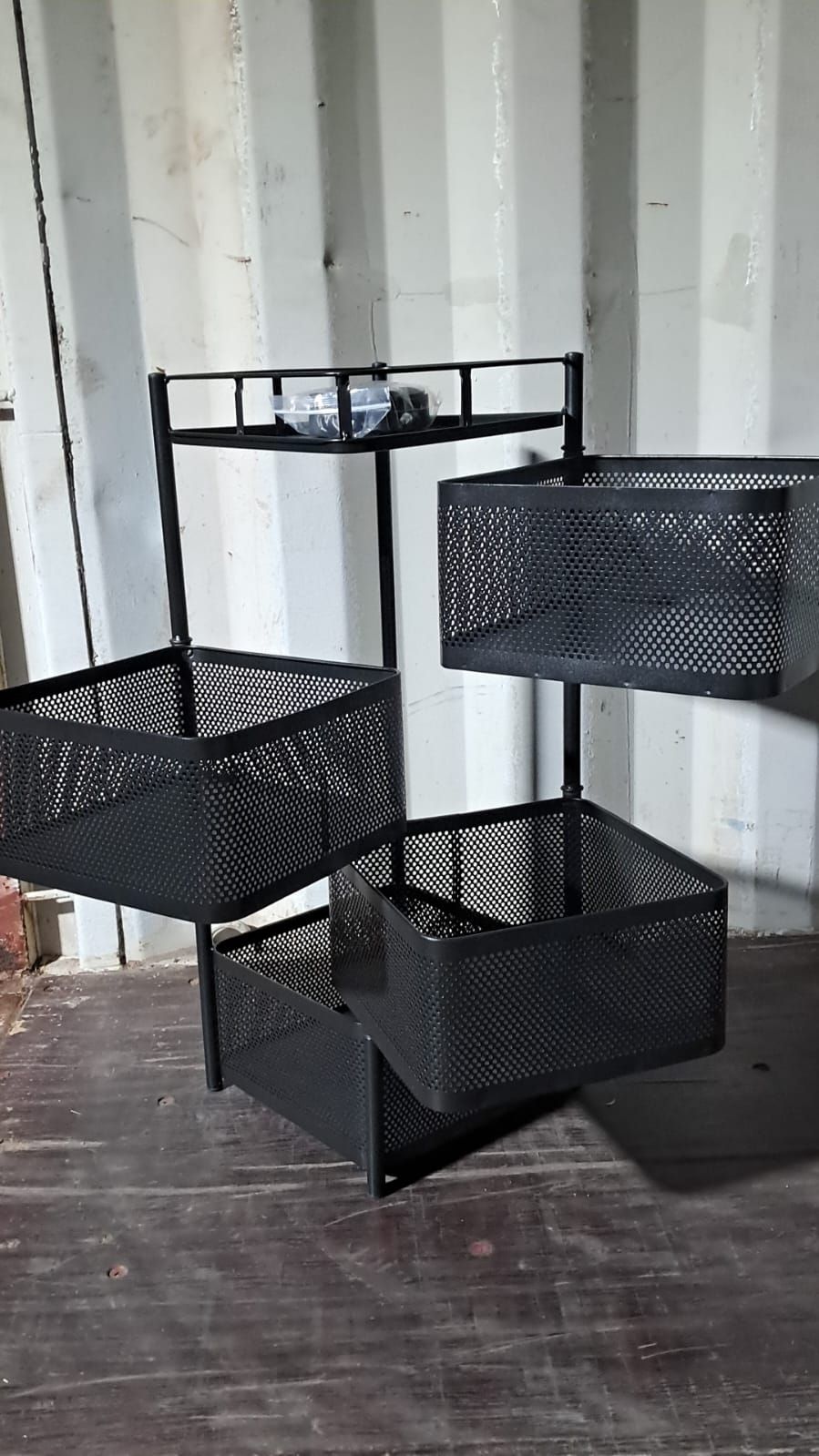 سلة خضار معدنية